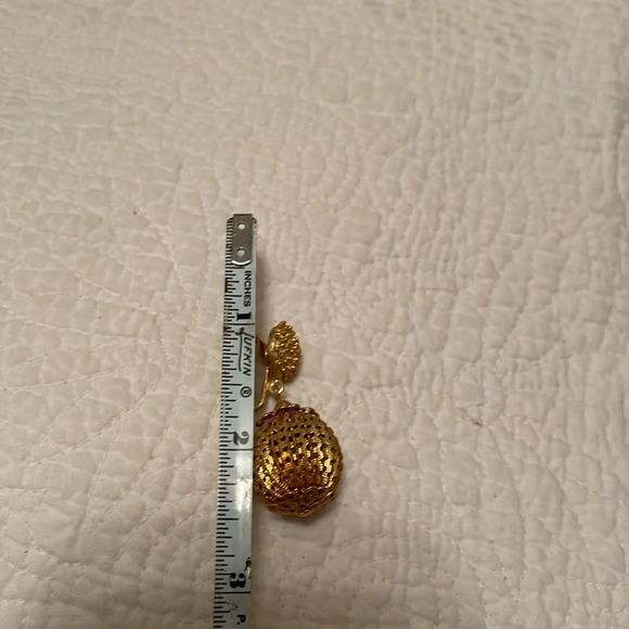 Vintage Coro clip on earrings. Victorian style. Gold toned. Rare find. - Picture 4 of 8